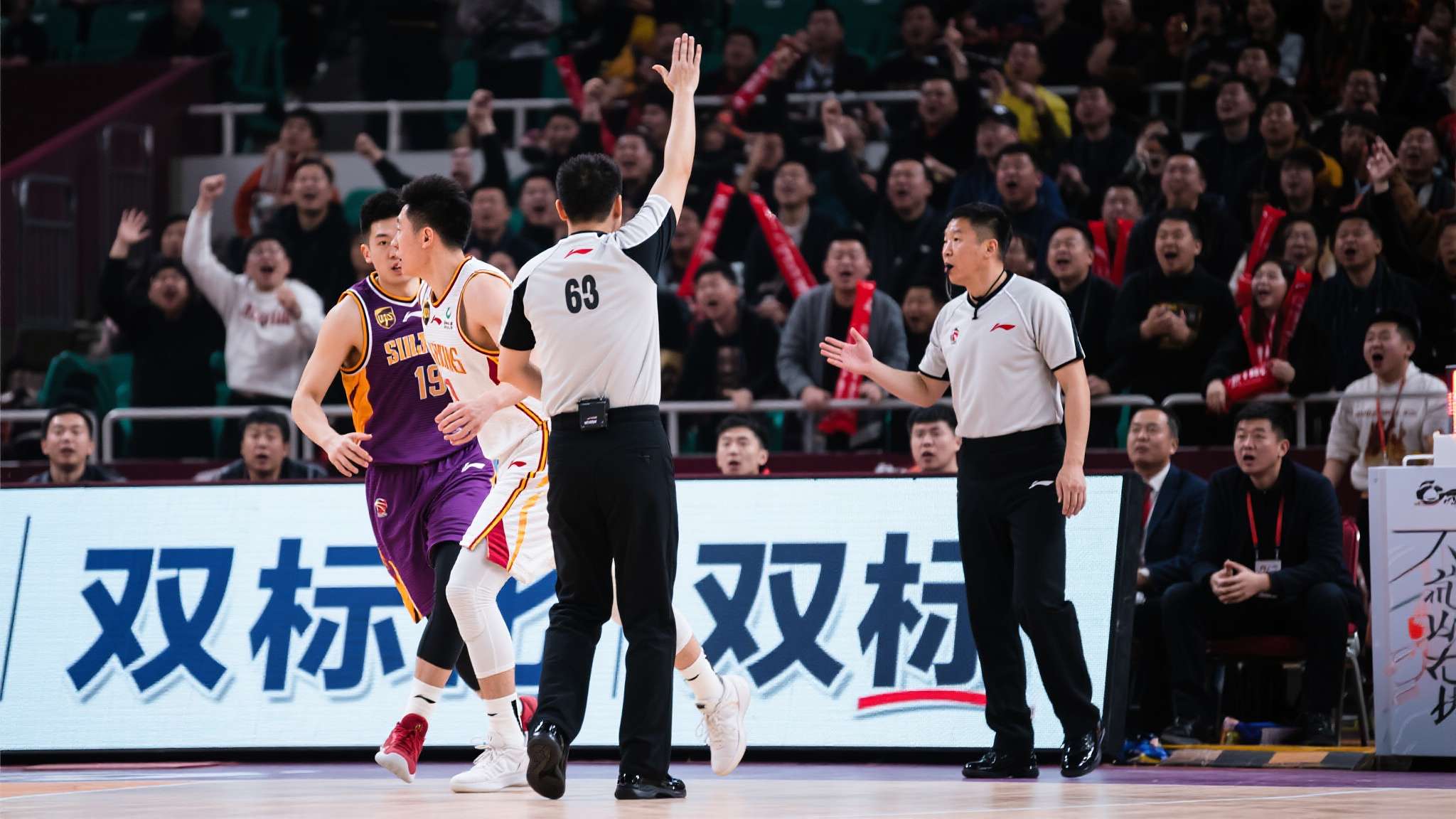 1-1!卫冕冠军拒绝出局 山西男篮主场球迷不满吹罚,怒斥裁判 1-1!卫冕冠军拒绝出局 山西男篮主场球迷不满吹罚,怒斥裁判